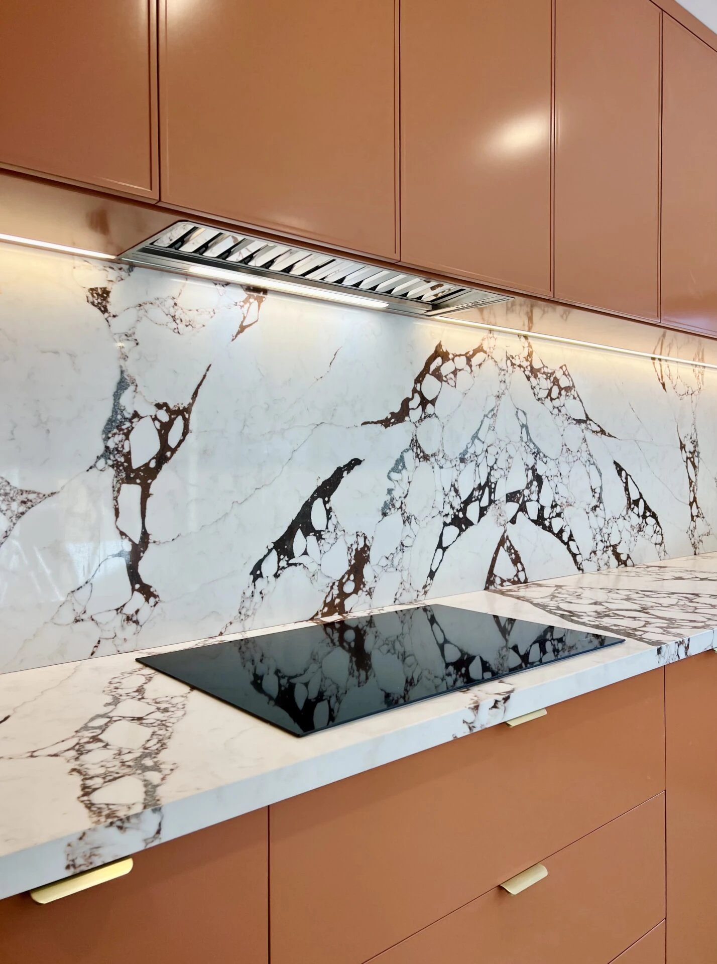 Viola Rosse Cooktop Run