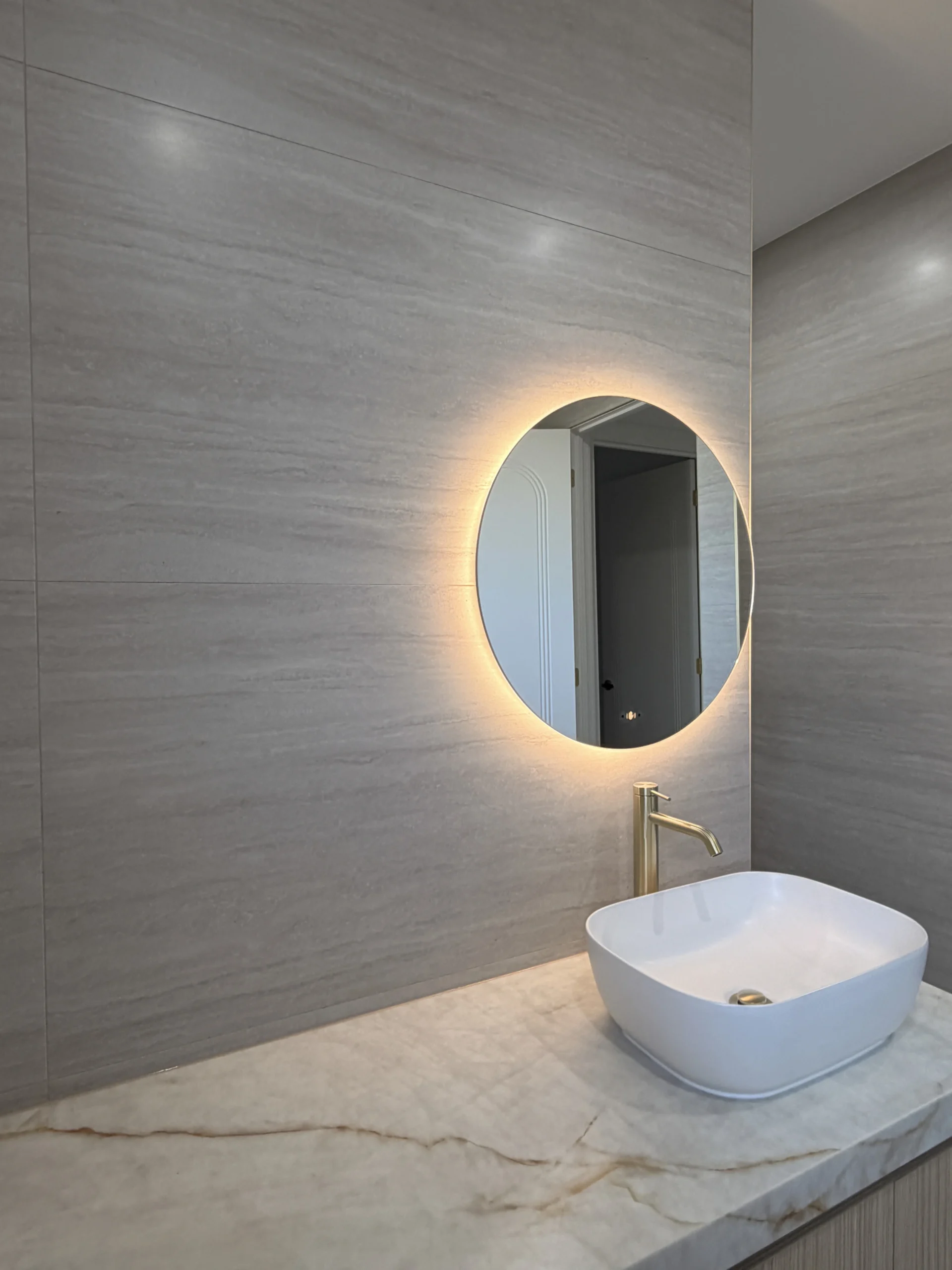 Aurora Luna vanity 2