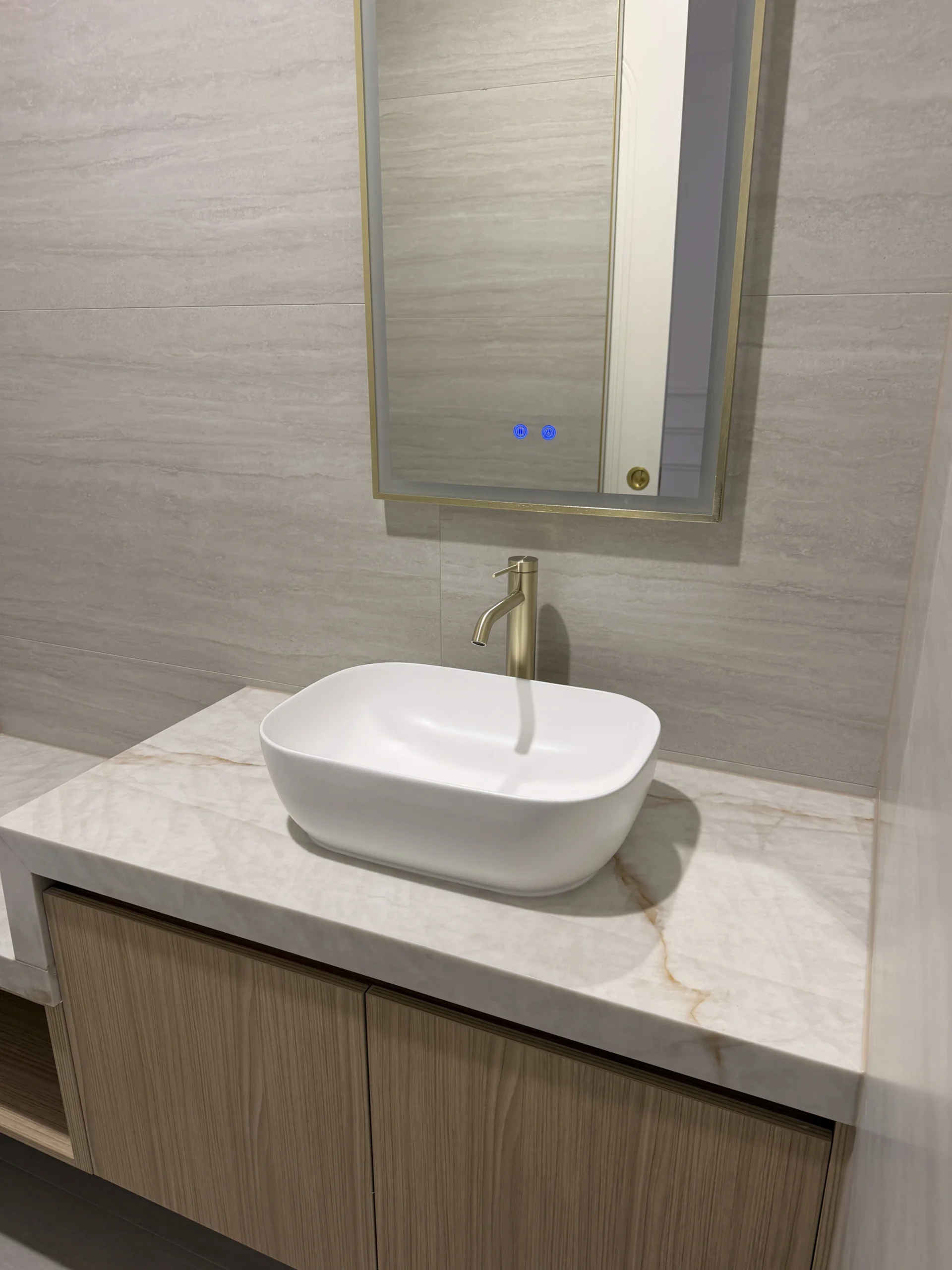 Aurora Luna vanity